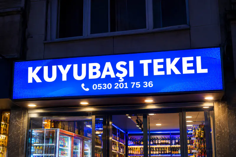 Kuyubaşı Tekel’in gece ışıklı tabelası